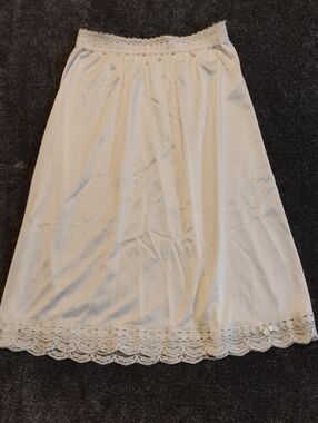 Olga Secret Hug Vintage Half Slip Size SF (XS?)